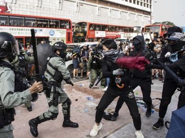 Cảnh sát và người biểu tình Hong Kong đối đầu ở quận Tsim Sha Tsui, khu vực Cửu Long hồi tháng 10. Ảnh: AFP.