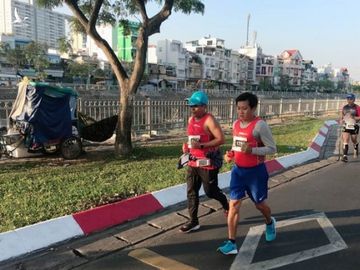 Ông Đoàn Ngọc Hải làm từ thiện, chạy marathon và… đạt huy chương - ảnh 1