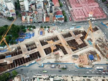 Công trinh thi công nhà ga metro Bến Thành - Suối Tiên (metro số 2). Đây cũng là nhà ga kết nối metro Bến Thành -Tham Lương /// Ảnh: Độc Lập