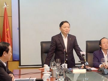 Bộ trưởng Trần Hồng Hà mời báo chí ra khỏi cuộc họp vì lo ảnh hưởng đến tâm lý của các đại biểu /// Ảnh Lê Quân 
