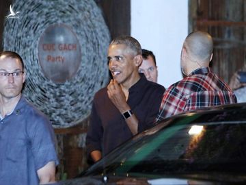 Vợ chồng ông Obama rời khách sạn bằng xe hơi cùng đoàn mật vụ /// Ngọc Dương