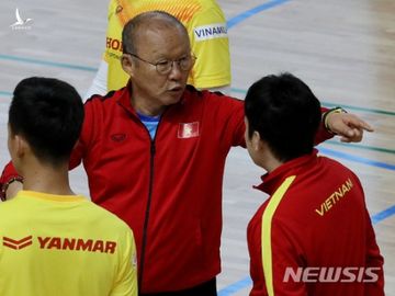 HLV Park Hang-seo tháo kính, dạy kỹ lại học trò độc chiêu từng khuynh đảo SEA Games - Ảnh 2.