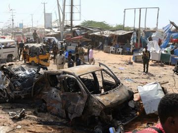 Đánh bom xe kinh hoàng tại Somalia, ít nhất 90 người thiệt mạng - ảnh 1
