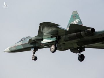 Tiêm kích Su-57 bay thử với động cơ Izdeliye 30 (trái) cuối năm 2017. Ảnh: Russian Planes.