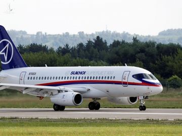 Một máy bay Sukhoi Superjet 100 đỗ trên đường băng tại thành phố Zhukovsky, Nga hồi năm 2017. Ảnh: Reuters.