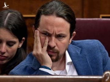 Tổng thư ký của Đảng cánh tả Podemos, ông Pablo Iglesias và bạn gái Irene Montero trong phiên họp tại quốc hội /// AFP