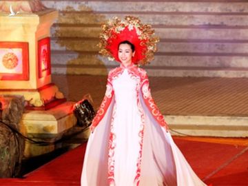 Xuất hiện vào phút cuối trong show diễn của Ngô Nhật Huy, Hoa hậu Việt Nam 2016 trình diễn bộ áo dài được đính kết công phu trong vai trò vedette tại Festival Huế /// Ảnh Đình Toàn