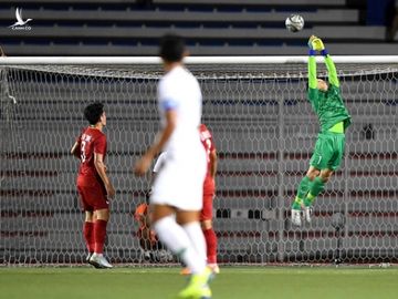 Cận cảnh tình huống Bùi Tiến Dũng mắc sai lầm, tặng free U22 Indonesia một bàn thắng ở SEA Games 30 - Ảnh 2.