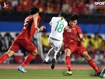 Cận cảnh tình huống Bùi Tiến Dũng mắc sai lầm, tặng free U22 Indonesia một bàn thắng ở SEA Games 30 - Ảnh 1.