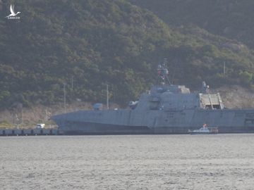 Tàu USS Gabrielle Giffords đậu tại Cam Ranh sáng 20.12 /// Ảnh Thanh Niên