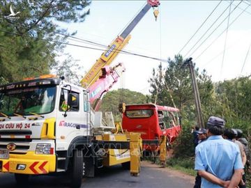 Ôtô chở khách TP.HCM mất phanh, lao xuống vực ở Đà Lạt, 15 người thoát nạn - Ảnh 2.