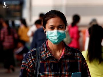 Một phụ nữ đeo khẩu trang khi đi bộ trên đường phố ở Yangon, Myanmar ngày 29.1 /// AFP