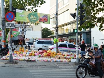 Người Sài Gòn nôn nao chở hoa Tết, vui chơi ngập nhiều ngả đường: Tết về tận cửa! - ảnh 13