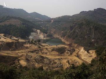 Một trong số hàng nghìn mỏ khai thác đá quý ở Mogok. Pháp luật Myanmar cho phép các nhà đầu tư nước ngoài liên doanh với các công ty trong nước để khai thác. 