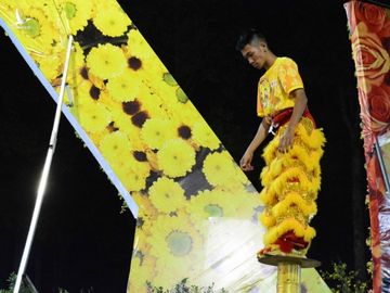 Người Sài Gòn nôn nao chở hoa Tết, vui chơi ngập nhiều ngả đường: Tết về tận cửa! - ảnh 18