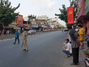 Phong tỏa hiện trường thanh niên nghi cầm lựu đạn gần ngân hàng ở quận 10 - Ảnh 4.