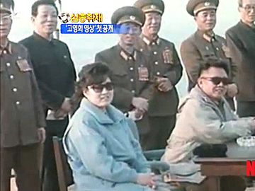 Ông Kim Jong Un dựng bia đá, ca ngợi mẹ ruột là mẫu thân của bậc quân vương tối cao Triều Tiên - Ảnh 2.