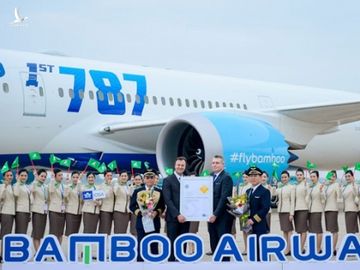 Đại diện IATA trao Chứng nhận đánh giá an toàn khai thác IOSA cho Bamboo Airways /// Ảnh K.O