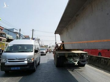 Đoàn xe siêu trường siêu trọng lưu thông trên QL1 vào giờ cao điểm /// Ảnh: Lê Lang