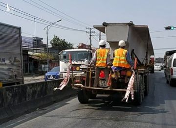 Hoang mang với xe chở dầm cầu khổng lồ 'chen' giữa dòng xe trên đường về Miền Tây - ảnh 1