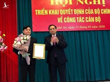 Ông Phạm Minh Chính (trái) trao quyết định chuẩn y Bí thư Tỉnh ủy Nghệ An cho ông Thái Thanh Quý /// ẢNH CTV