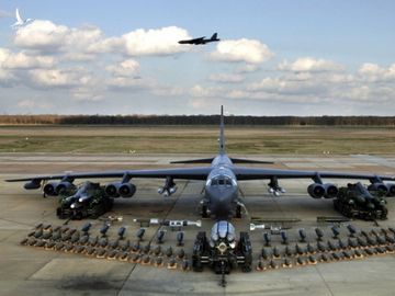 B-52 có thể mang theo một số lượng lớn và đa dạng vũ khí /// USAF