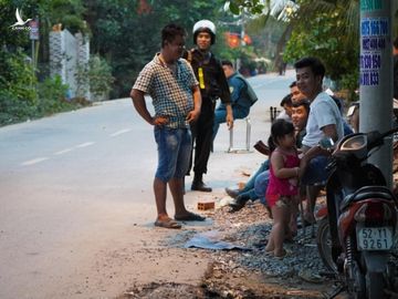 Đêm tối, công an khuyến cáo nhưng người dân vẫn tụ tập xem bắt kẻ bắn chết 5 người ở Củ Chi - Ảnh 3.