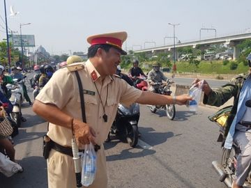 Người dân bất ngờ bị CSGT trên xa lộ Hà Nội mời vào... phát nước để về Tết - ảnh 2