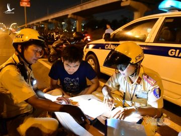 CSGT nháo nhào tìm thanh niên làm 'chuyện lạ' trước chốt đo cồn