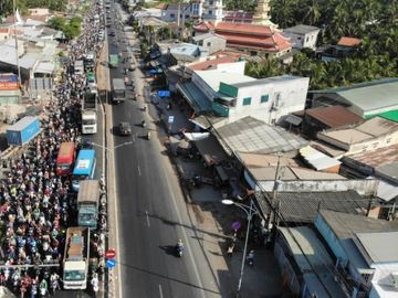 Hàng chục ngàn xe máy chen chúc dưới trời nắng nóng nhích về miền Tây - Ảnh 4.