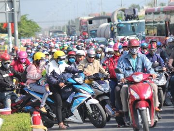 Hàng chục ngàn xe máy chen chúc dưới trời nắng nóng nhích về miền Tây - Ảnh 1.