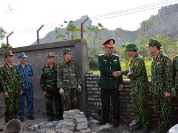 Lãnh đạo Tổng cục Chính trị thăm các đơn vị thi công tường rào bảo vệ sân bay Miếu Môn