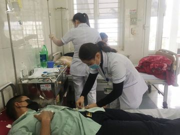 Trung Quốc bàn giao 4 công dân Việt bị sốt về nước điều trị, cách ly - Ảnh 1. Trung Quốc bàn giao 4 công dân Việt bị sốt về nước điều trị, cách ly - Ảnh 1.