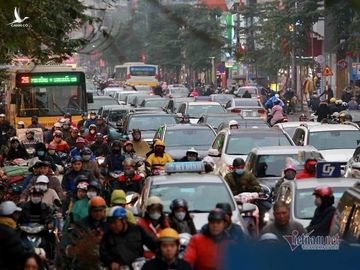 Hà Nội tắc khắp ngả, nghìn phương tiện 'chôn chân' giữa mưa phùn chiều 26 Tết