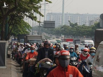 Tân Sơn Nhất ngày 900 chuyến, nhà ga chật ních, cửa ngõ tê liệt