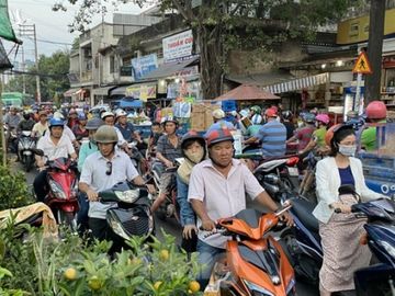 Người Sài Gòn đổ xô đi mua hoa, đường sá kẹt cứng vào cuối ngày - ảnh 4