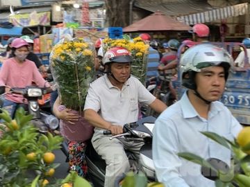 Người Sài Gòn đổ xô đi mua hoa, đường sá kẹt cứng vào cuối ngày - ảnh 5