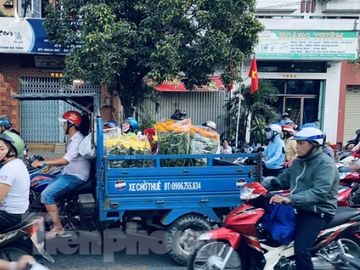 Người Sài Gòn đổ xô đi mua hoa, đường sá kẹt cứng vào cuối ngày - ảnh 6