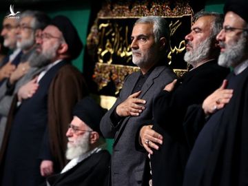 Thiếu tướng Qassem Soleimani (thứ 3 từ phải qua) chỉ báo cáo trực tiếp cho Lãnh tụ tối cao Ali Khamenei của Iran (ngồi) /// AFP