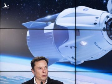 Tỉ phú Elon Musk muốn đưa du khách bay xa hơn vào vũ trụ - ảnh 1