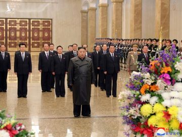 Chủ tịch Triều Tiên Kim Jong Un xuất hiện lần đầu sau khi COVID-19 bùng phát - Ảnh 1.