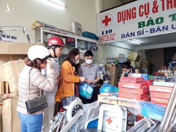 Đà Nẵng: Bán khẩu trang gấp 3 đến 4 lần, chủ cửa hàng nói không có lỗi - Ảnh 1.