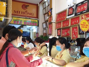 Người dân đeo khẩu trang mua vàng tại các trung tâm vàng bạc đá quý /// Ảnh: T.X