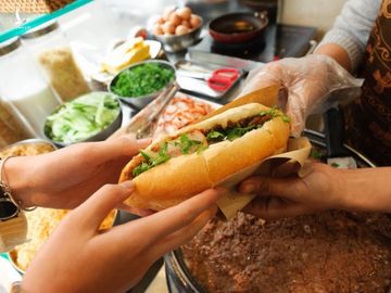 Bánh mì Việt cưa đổ cả thế giới: từ món Tây vay mượn đã trở thành đặc sản Việt Nam vươn tầm quốc tế, ghi hẳn tên riêng trong từ điển - Ảnh 13.