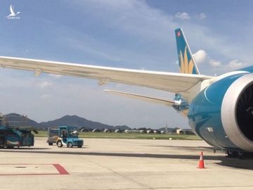 Chạy xe cắt mặt máy bay Vietnam Airlines vừa hạ cánh đang vào vị trí đỗ - Ảnh 1.