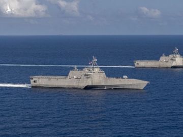 Tàu USS Montgomery (trái) và tàu USS Gabrielle Giffords trên Biển Đông ngày 28.1 /// Command Destroyer Squadron 7