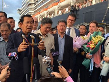 Thủ tướng Campuchia Hun Sen phát biểu khi tới chào đón du khách tại cảng Sihanoukville hôm 14/2. Ảnh: Khmer Times.