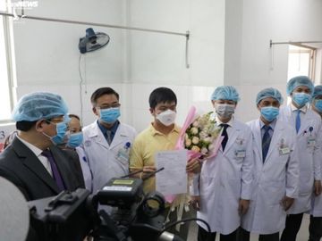 Niềm vui của bệnh nhân nhiễm virus corona ở TP.HCM ngày xuất viện - 1