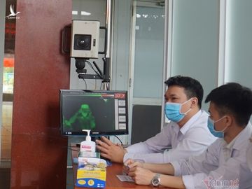 Kiểm tra thân nhiệt khách ở ga Sài Gòn chống dịch do virus corona