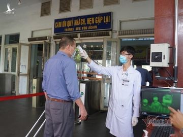 Kiểm tra thân nhiệt khách ở ga Sài Gòn chống dịch do virus corona